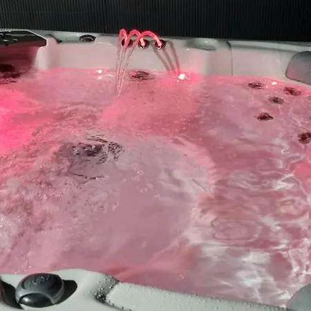 Marthys House With Hot Tub *